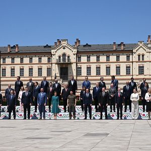 Huit mois après celle de Prague, une nouvelle photo de famille historique pour les dirigeants de l'Europe géographique réunis au château Mimi.