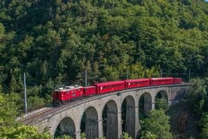 Le petit train de la Mure propose un parcours de 15 km au coeur des Alpes.