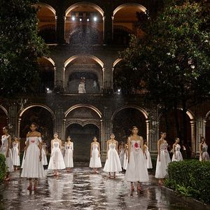 Défilé de la collection croisière 2024 de Dior au Mexique : le finale, avec les robes manifestes mises en scène par l'artiste Elina Chauvet.