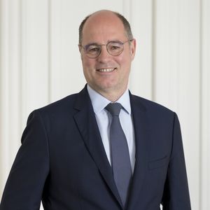 Diplômé de statistiques et d'économie à l'ENSAE, Frédéric Rollin a commencé sa carrière comme gérant obligataire en 1990 chez BNP.