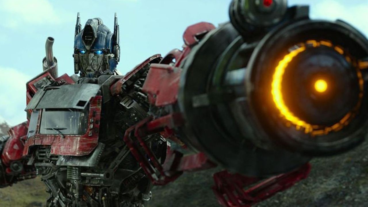 Optimus Prime, la star des Transformers, avec son pot d'échappement et son petit haut orné d'essuie-glaces.