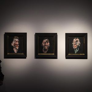 L'oeuvre de Francis Bacon « Trois études pour un portrait de George Dyers » ﻿a été adjugée en 2017 pour 52 millions de dollars.
