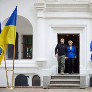 La présidente de la Commission européenne, Ursula von der Leyen, et le président ukrainien Volodymyr Zelensky après un meeting, à Kiev le 9 mai 2023.