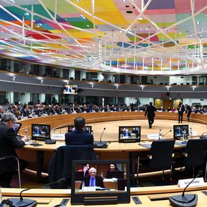 Table ronde avec les ministres de la défense à Bruxelles ; sur les écrans, Josep Borrell, haut représentant de l'UE pour les Affaires étrangères et la Politique de sécurité).