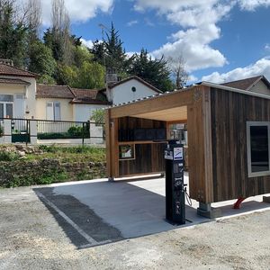 L'E-BikePort, station de recharge pour vélos électriques alimentée grâce à l'énergie solaire, a été primé au concours Lépine de Paris.