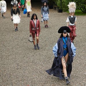Dans les jardins du palais Borromée, défilé de la collection Croisière 2024 de Louis Vuitton.