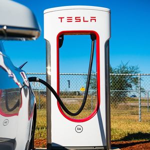 Les possesseurs de voitures électriques fabriquées par Ford ou GM pourront utiliser les 12.000 superchargeurs de Tesla aux Etats-Unis à partir de l'an prochain.