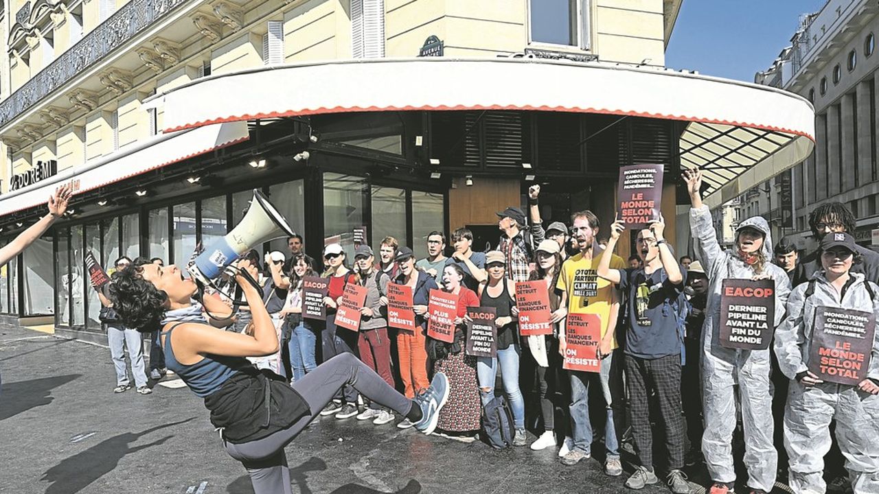 Devant la salle Pleyel, le 26 mai, des militants du climat ont tenté de bloquer l'accès à l'assemblée générale de TotalEnergies.