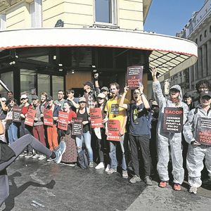 Devant la salle Pleyel, le 26 mai, des militants du climat ont tenté de bloquer l'accès à l'assemblée gén�érale de TotalEnergies.