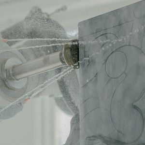 Un robot Bot-One à l'oeuvre sur un bloc de marbre, dans l'atelier de Robotor, à Carrare, en mai 2023.
