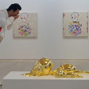 L'artiste japonais Takashi Murakami devant ses sculptures à la Galerie Perrotin de Hong Kong.