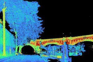 Mise en évidence de zones d'humidité - en bleu et vert - sur l'arc gauche du Pont-Neuf et les murs des berges de la Seine, à Paris.