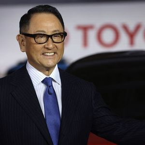 Sans surprise, les actionnaires de Toyota ont largement validé, ce mercredi, la direction du constructeur et sa stratégie de conversion graduelle aux motorisations 100 % électrique, que tentaient pourtant de contester quelques grands investisseurs étrangers.