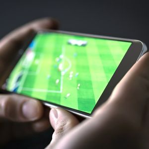 En 2019, seuls 40 % des fans ont choisi les écrans de smartphone comme appareil préféré pour regarder des matchs, selon une étude de Capgemini.
