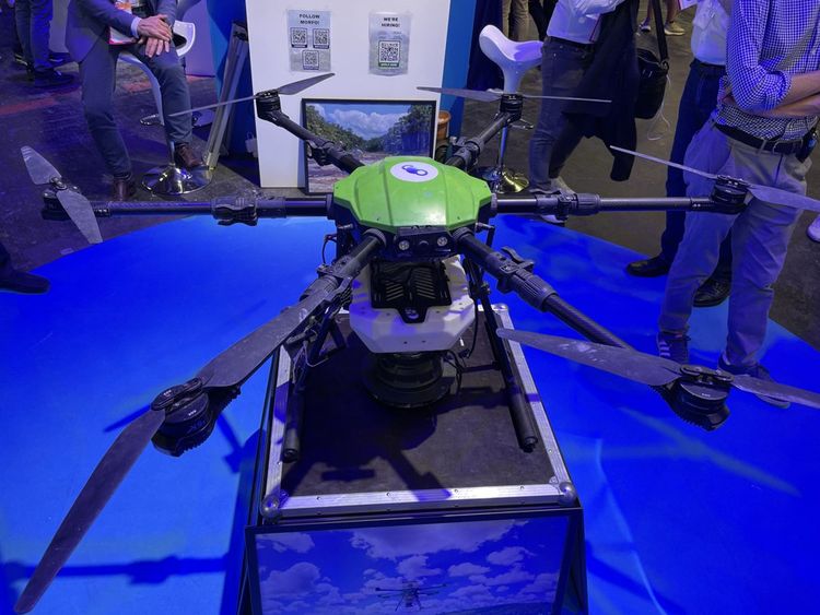 Les drones utilisés par Morfo ont été spécialement adaptés pour pouvoir relâcher 10 kg de graines en 10 minutes, sur 50 hectares par jour.