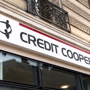 Le Crédit Coopératif demeure un acteur modeste dans le secteur, avec environ 425.000 clients, et des revenus de 367 millions d'euros en 2022.