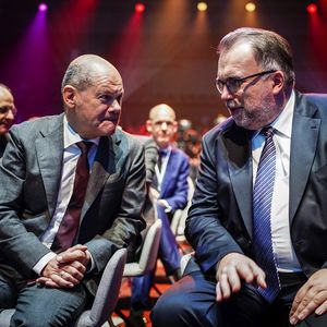 « L'écart entre les ambitions et la pratique [de la coalition] s'accroît de jour en jour », a regretté lundi le président de la Fédération de l'industrie Siegfried Russwurm en présence d'Olaf Scholz (à gauche).