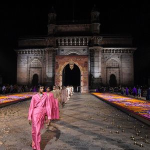Au mois de mars, Dior a présenté sa collection automne-hiver au pied de la porte de l'Inde, à Mumbai.