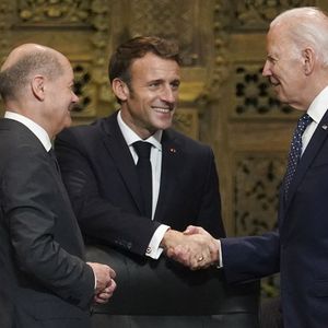 Joe Biden, Emmanuel Macron et Olaf Scholz font partie des signataires de la tribune où ils s'engagent à « améliorer le bien-être des populations partout sur la planète ».