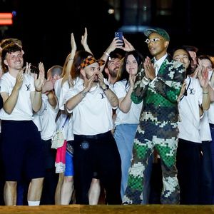 Habillé d'un costume de la collection au motif camouflage pixélisé qui a fait le bonheur des internautes, Pharrell Williams a mis sur pied une communication millimétrée.