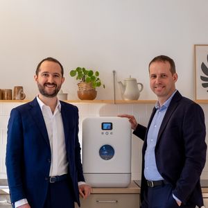 Antoine Fichet et Nicolas Ravallec lancent une version professionnelle du mini-lave-vaisselle Bob.