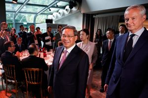Le Premier ministre chinois, Li Qiang, et le ministre de l'Economie et des Finances, Bruno Le Maire, au dîner organisé par le comité France-Chine du Medef, le 21 juin.