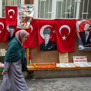 La Banque de Turquie a relevé fortement ses taux de 8,5 % à 15 % mais pas suffisamment pour empêcher la livre turque de plonger de nouveau.