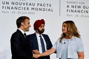 Emmanuel Macron avec le président de la Banque mondiale, Ajay Banga, et Melinda French Gates, copresidente de la Bill and Melinda Gates Foundation, au sommet pour un nouveau pacte financier mondial à Paris.