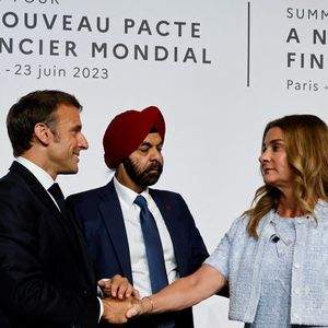 Emmanuel Macron avec le président de la Banque mondiale, Ajay Banga, et Melinda French Gates, copresidente de la Bill and Melinda Gates Foundation, au sommet pour un nouveau pacte financier mondial à Paris.