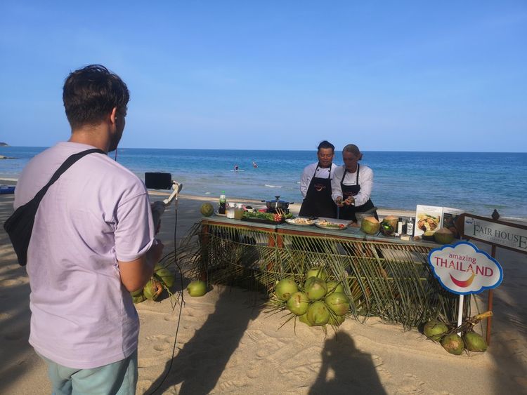Holden Raynaud en train de filmer la préparation d'une recette typique pour animer les réseaux sociaux de l'Office national du tourisme thaï, sur l'île de Ko Samui.