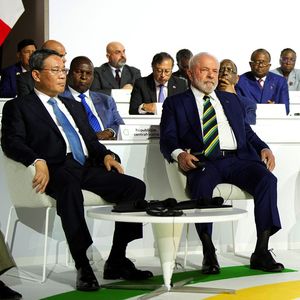 Pour Lula, ici aux côtés du Premier ministre chinois (à sa droite), il faut réformer les institutions de Bretton Woods, sinon le monde continuera comme avant.