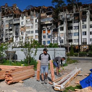 Construction de logements à Irpin, en Ukraine. Plus de 100.000 logements ont été détruits par les frappes russes.