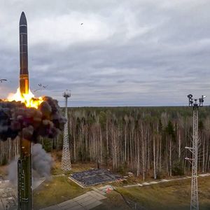 Un missile intercontinental balistique russe Yars pouvant être doté de têtes nucléaires est lancé depuis le site expérimental de Plesetsk, dans le nord-ouest du pays.