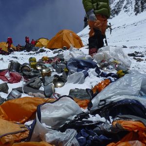 On estime qu'environ 100 tonnes de déchets croupissent sur les plus hauts sommets de la chaîne himalayenne, contaminant peu à peu l'écosystème fragile des montagnes.