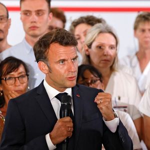 Devant le personnel de l'hôpital militaire de Laveran, Emmanuel Macron a annoncé une rallonge budgétaire de 240 millions d'euros pour les hôpitaux de Marseille.