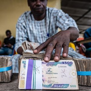 Le naira s'échangeait vendredi dernier à 800 pour un dollar, contre 460 fin mai.