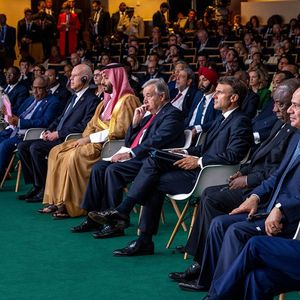 Le prince héritier saoudien Mohamed Ben Salman, le président français Emmanuel Macron et de nombreux dirigeants assistent au sommet pour un nouveau pacte financier mondial, au palais Brognart, à Paris, le 22 juin 2023.