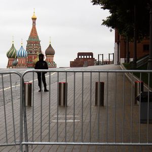 Un policier garde l'accès à la place Rouge à Moscou, le 24 juin 2023.