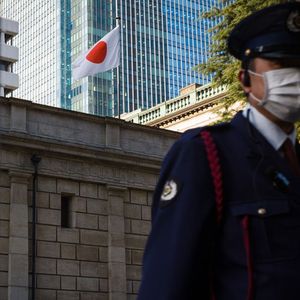 Le gouvernement et la Banque du Japon semblent vouloir évaluer la nature et l'impact de ce nouvel effritement avant d'éventuellement décider d'une nouvelle intervention massive sur les marchés.