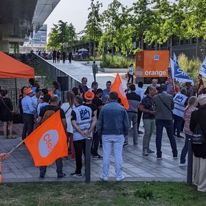 Manifestation des salariés d'Orange Bank, au siège d'Issy-les-Moulineaux, le 28 juin.