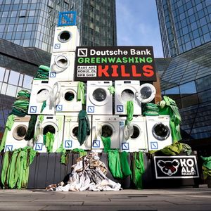 En 2022, la justice allemande a perquisitionné les locaux de la Deutsche Bank et de sa filiale de gestion de fonds, DWS, suite à des soupçons de « greenwashing ».