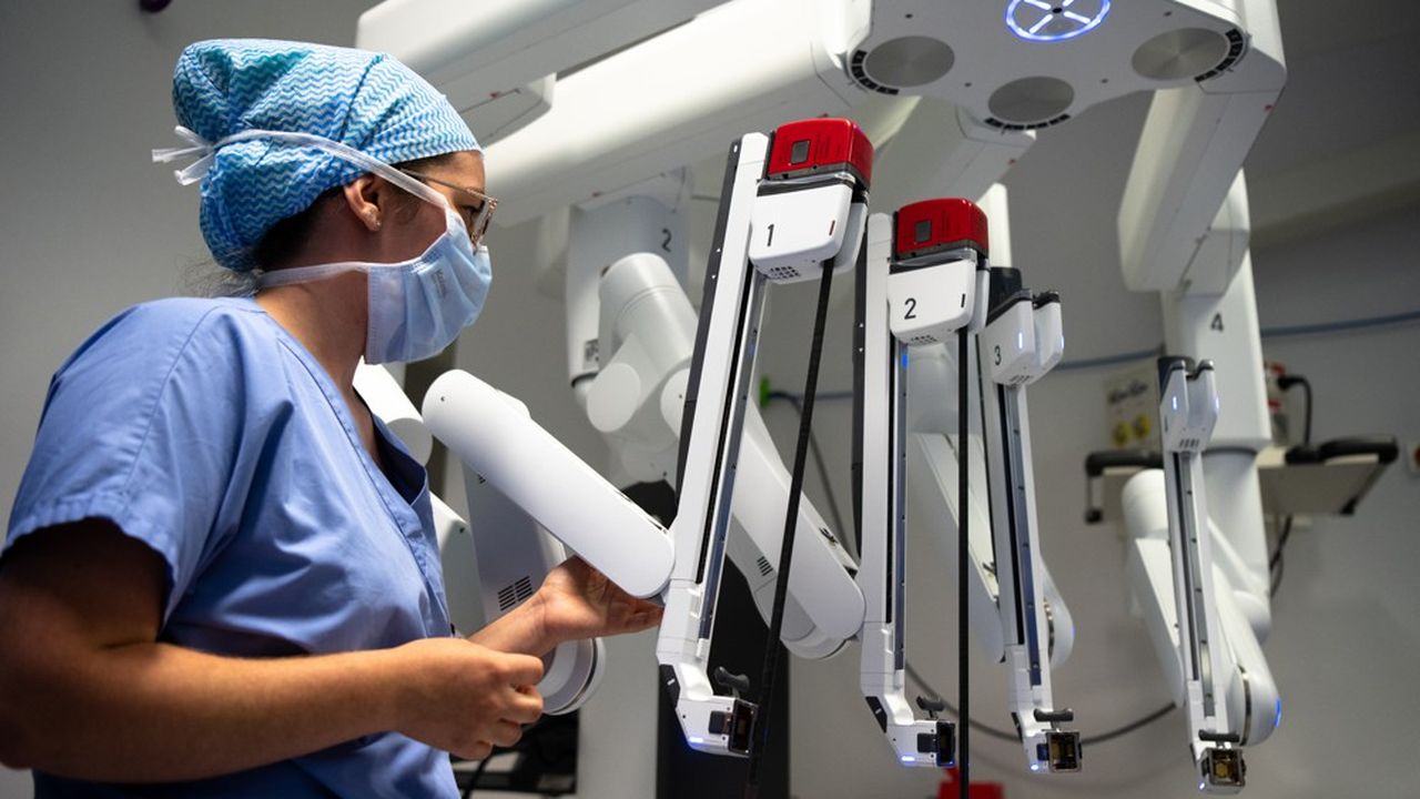 Le robot doit permettre de réaliser des opérations moins invasives et donc d'améliorer le parcours des patients.