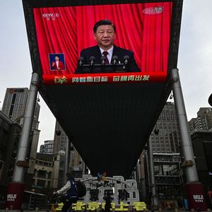 Le discours du président Xi Jinping retransmis lors de la session de clôture de l'Assemblée nationale populaire, le 13 mars 2023.