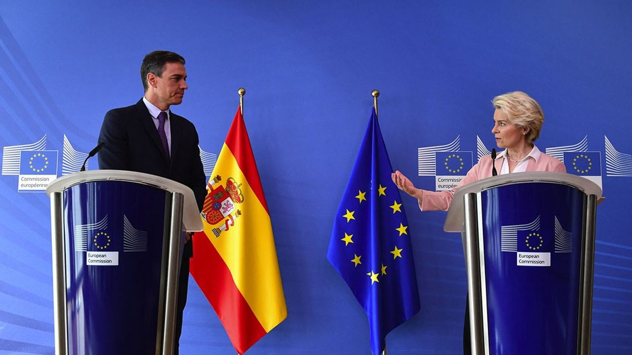 Pedro Sanchez, Premier ministre de l'Espagne depuis cinq ans, ici avec Ursula von der Leyen à Bruxelles, a convoqué des élections anticipées après une débâcle aux régionales du mois de mai.