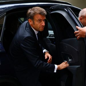 Un membre de l'entourage d'Emmanuel Macron a fait savoir à l'agence Reuters que dans un tel contexte, « les Français n'auraient pas bien compris que le président parte en Allemagne ».