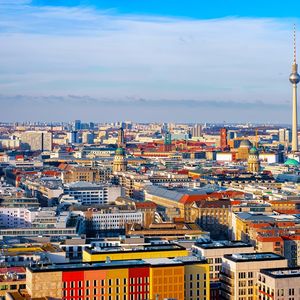 Berlin est parmi les 7 principales métropoles allemandes où les prix ont le plus baissé au premier trimestre. Selon Destatis, la baisse atteignait -10,4 % pour les maisons individuelles ou comptant deux logements.