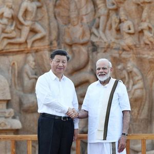 Le Président chinois Xi Jinping et le Premier ministre indien Narendra Modi en Inde, devant l'un des temples du site de Mahabalipuram dans l'Etat du Tamil Nadu, en octobre 2022.