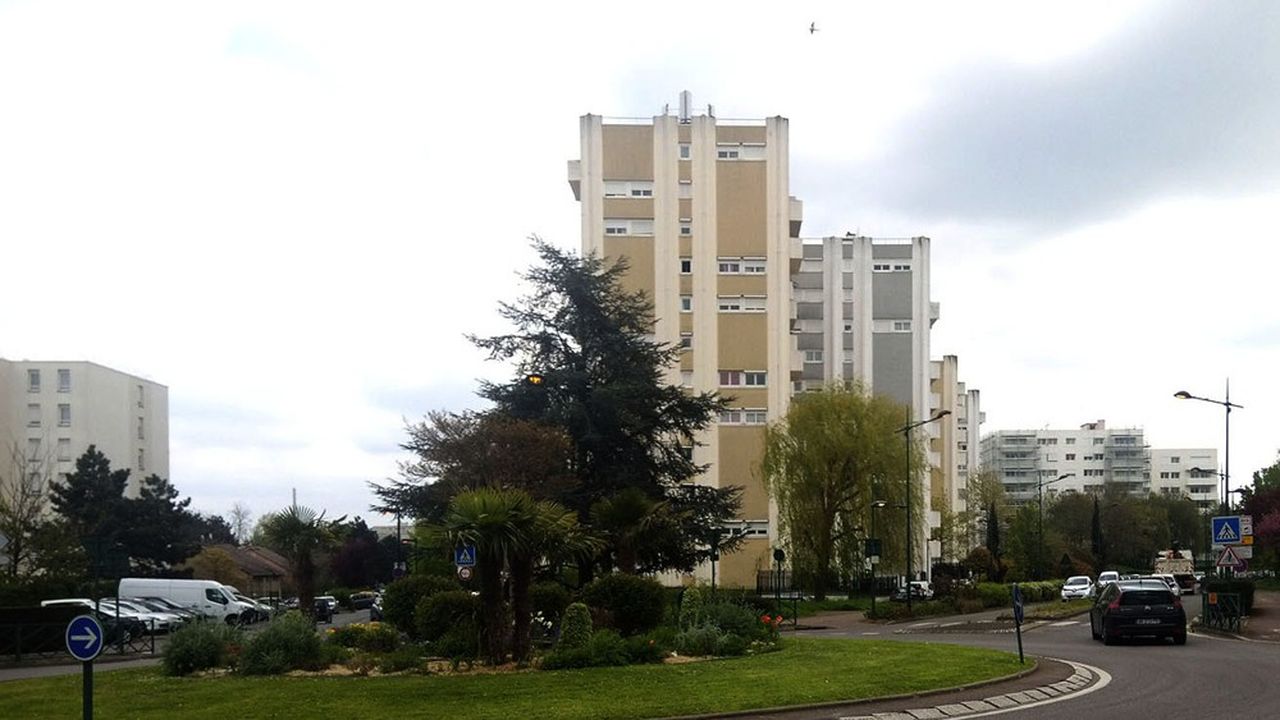 A Sannois dans le Val-d'Oise, la ville vient de signer, mercredi 28 juin, une convention de financement avec l'Agence nationale de rénovation urbaine (Anru) pour la rénovation des quartiers du Bas des Aulnaies et des Carreaux Fleuris.