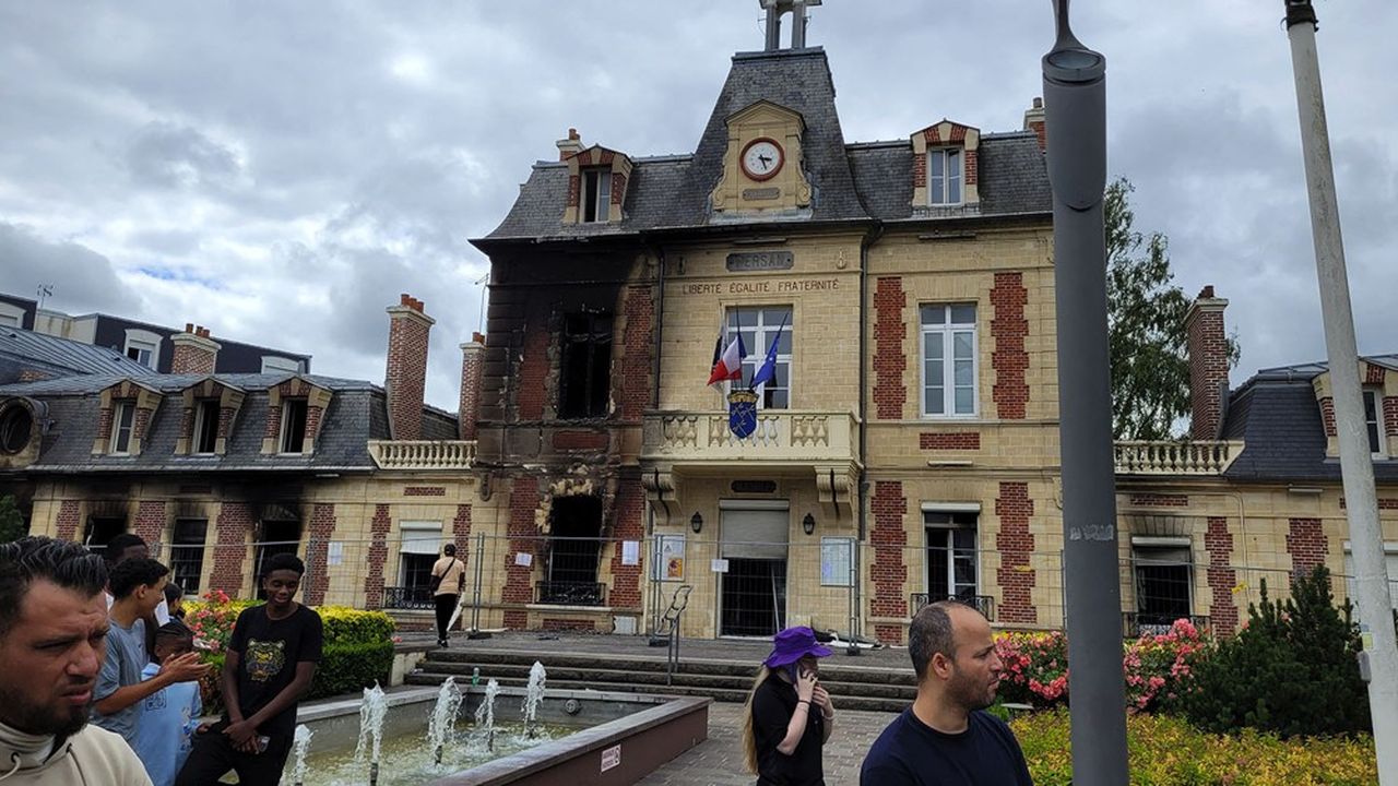 Comme à Persan, dans le Val-d'Oise (photo), plusieurs mairies ont été incendiées ces derniers jours.
