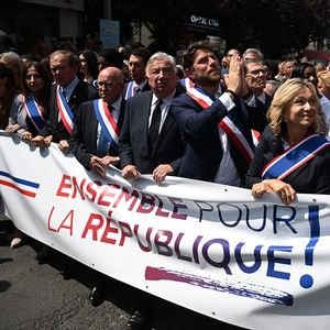 Ce lundi, Emmanuel Macron a échangé avec le maire (LR) de L'Haÿ-les-Roses, ici pendant la marche organisée dans sa commune.